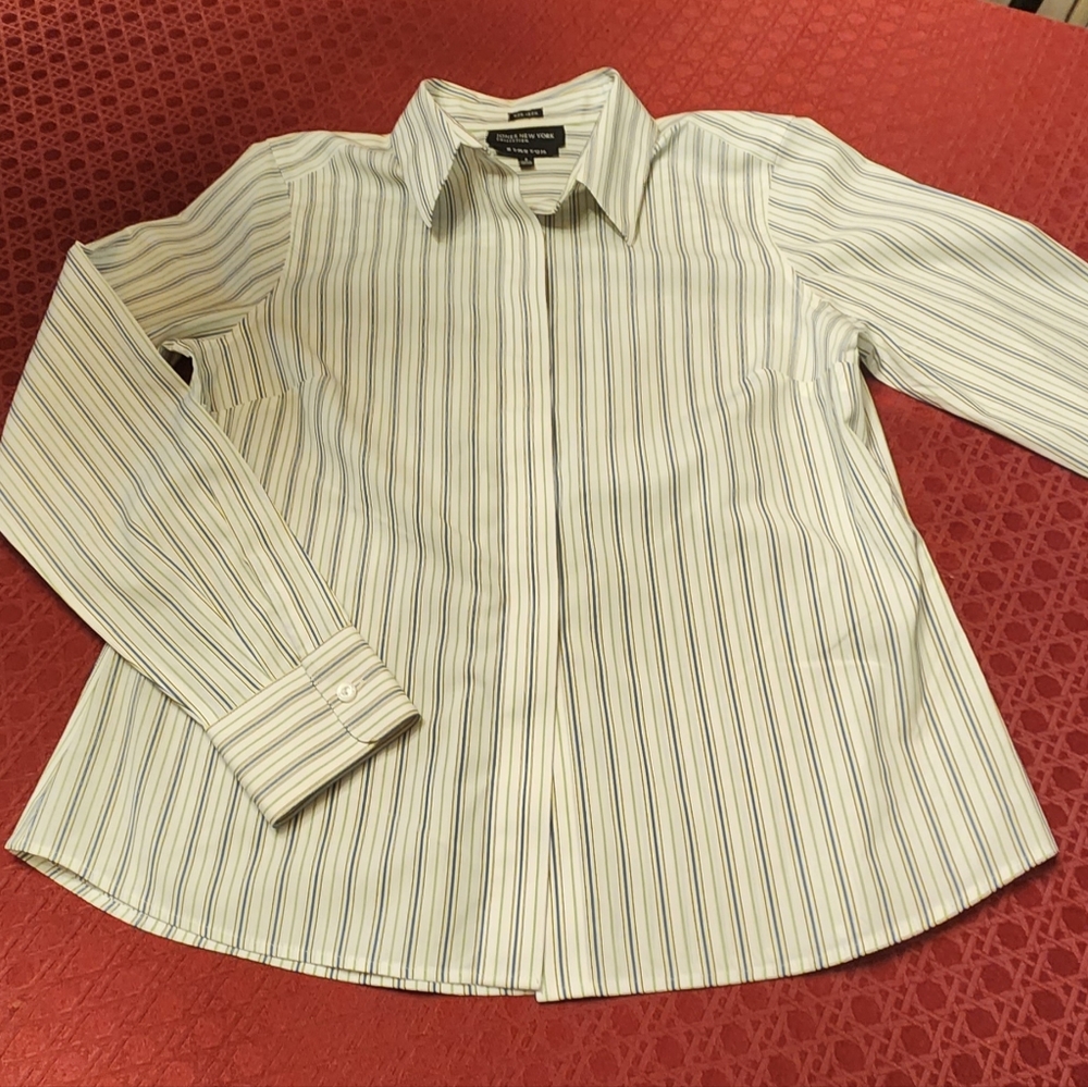 Jones New York long sleeve blouse. Size 8.